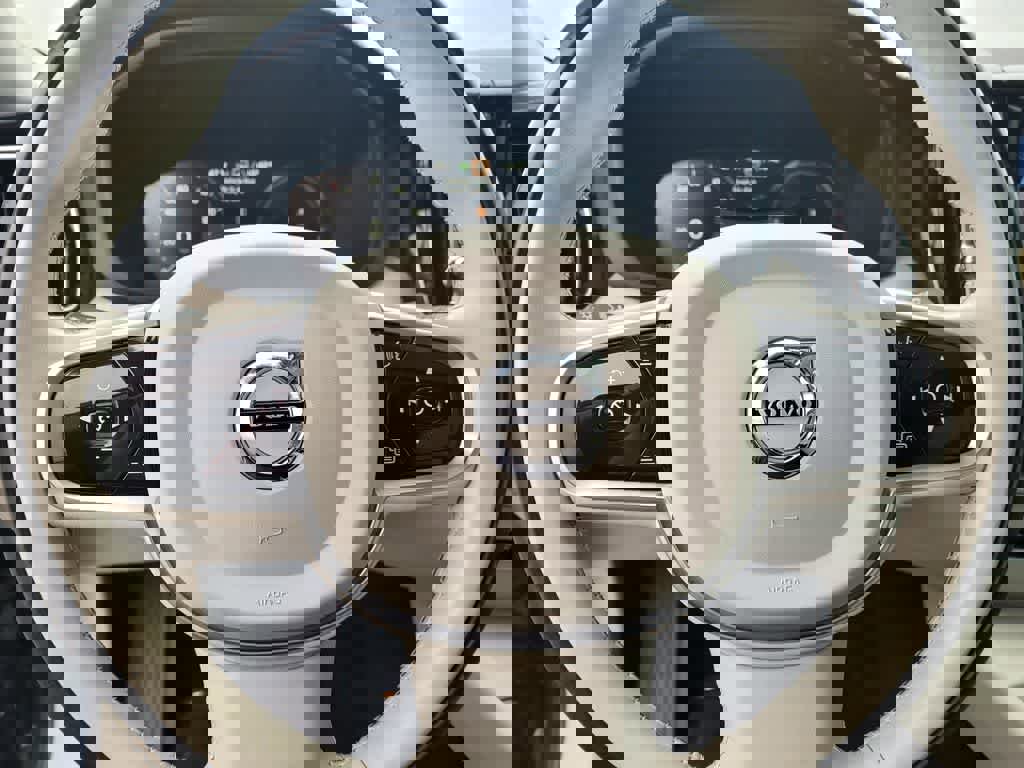 Used 2018 Volvo XC60 T8 Inscription w/ Advanced Package image 21