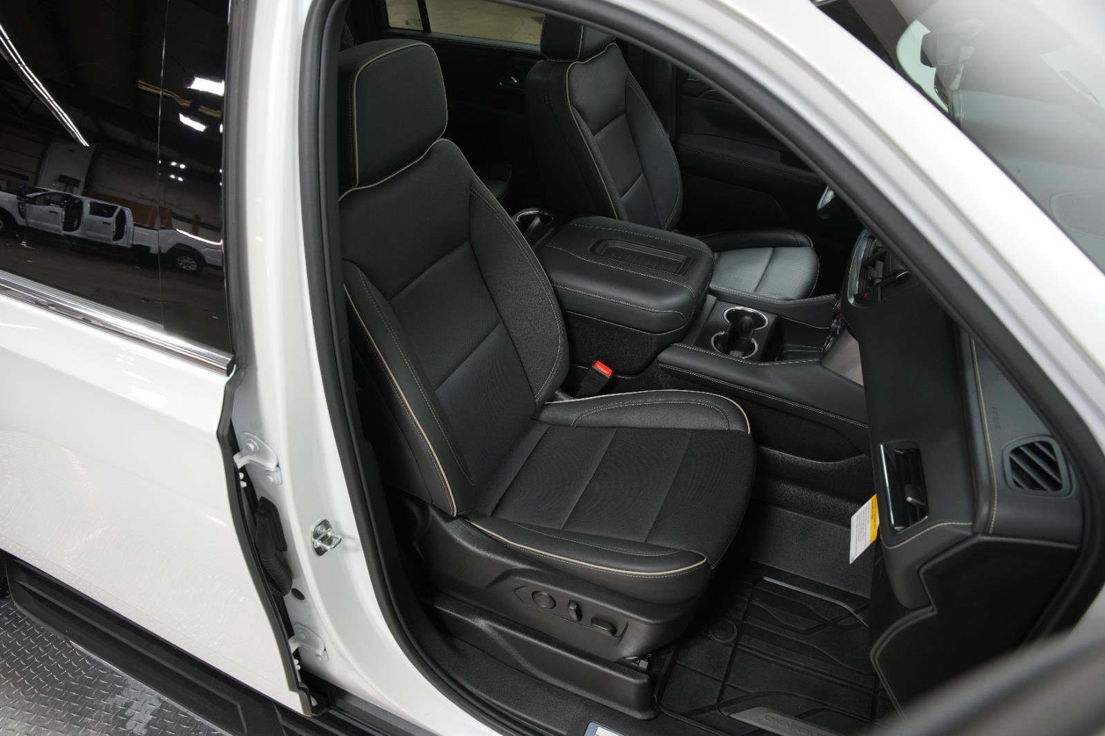 Used 2024 Chevrolet Suburban Premier w/ Premium Package image 19