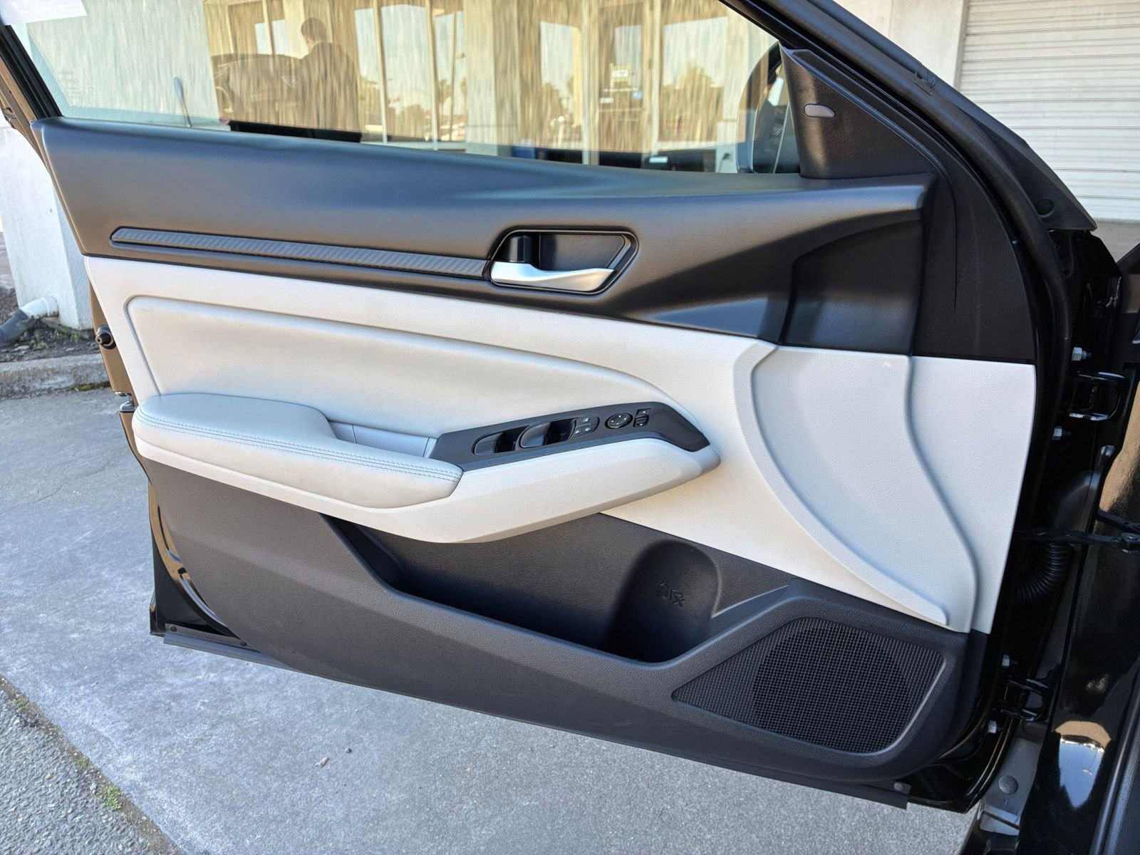 Used 2025 Nissan Altima 2.5 SV image 18