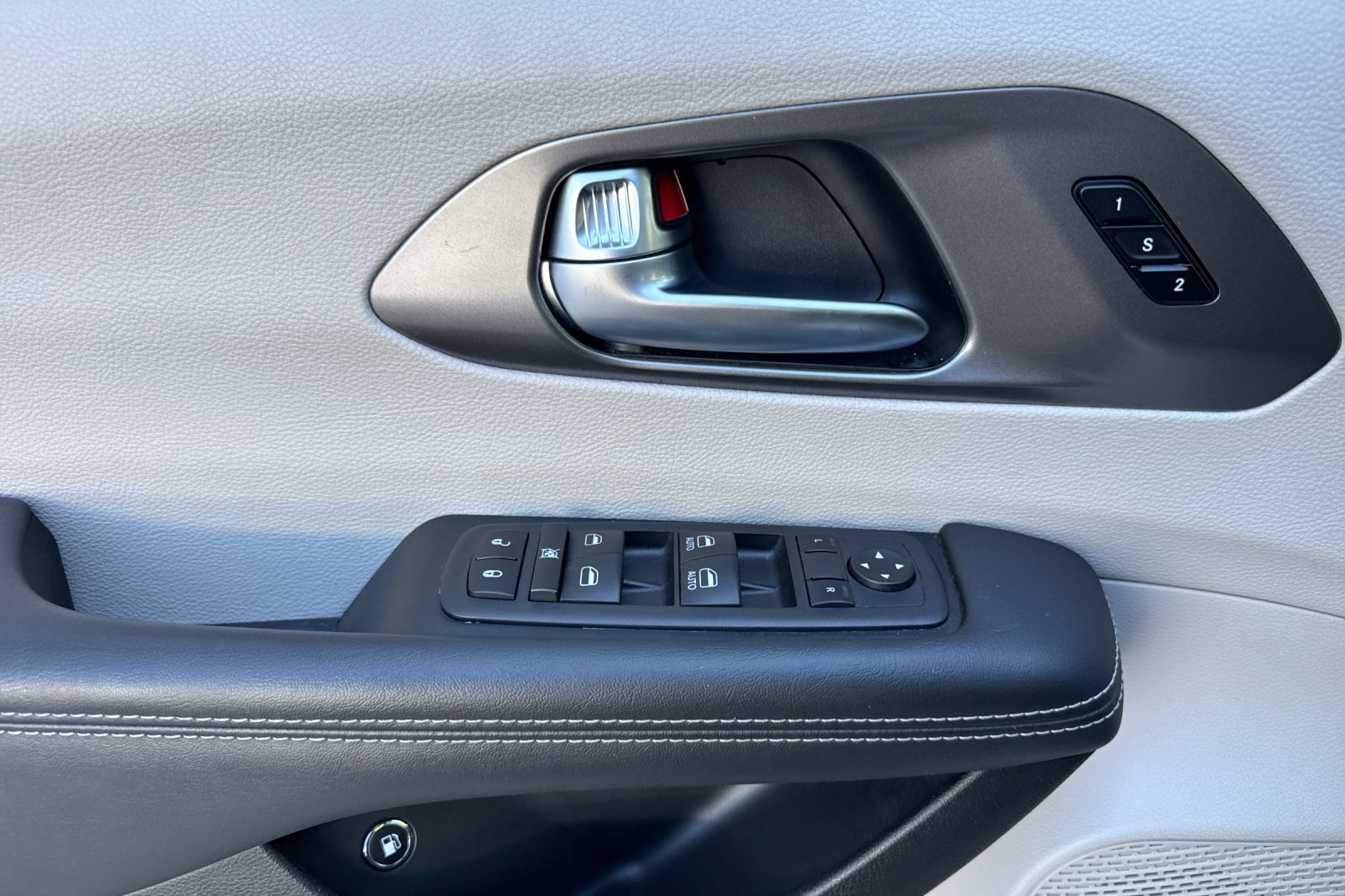 Used 2024 Chrysler Pacifica Limited FWD image 10