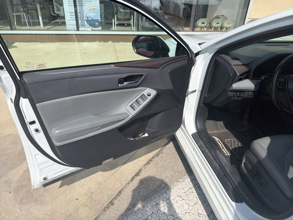 Used 2019 Toyota Avalon XLE w/ Moonroof Package FWD image 2