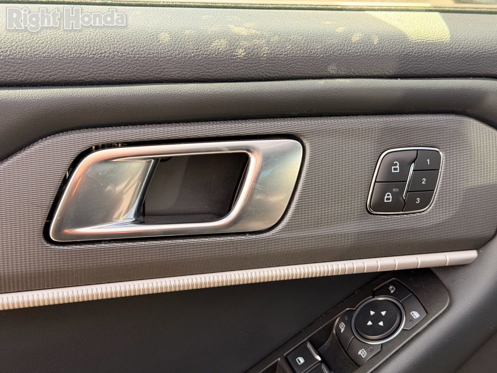 Used 2025 Ford Explorer ST-Line w/ Premium Package image 8