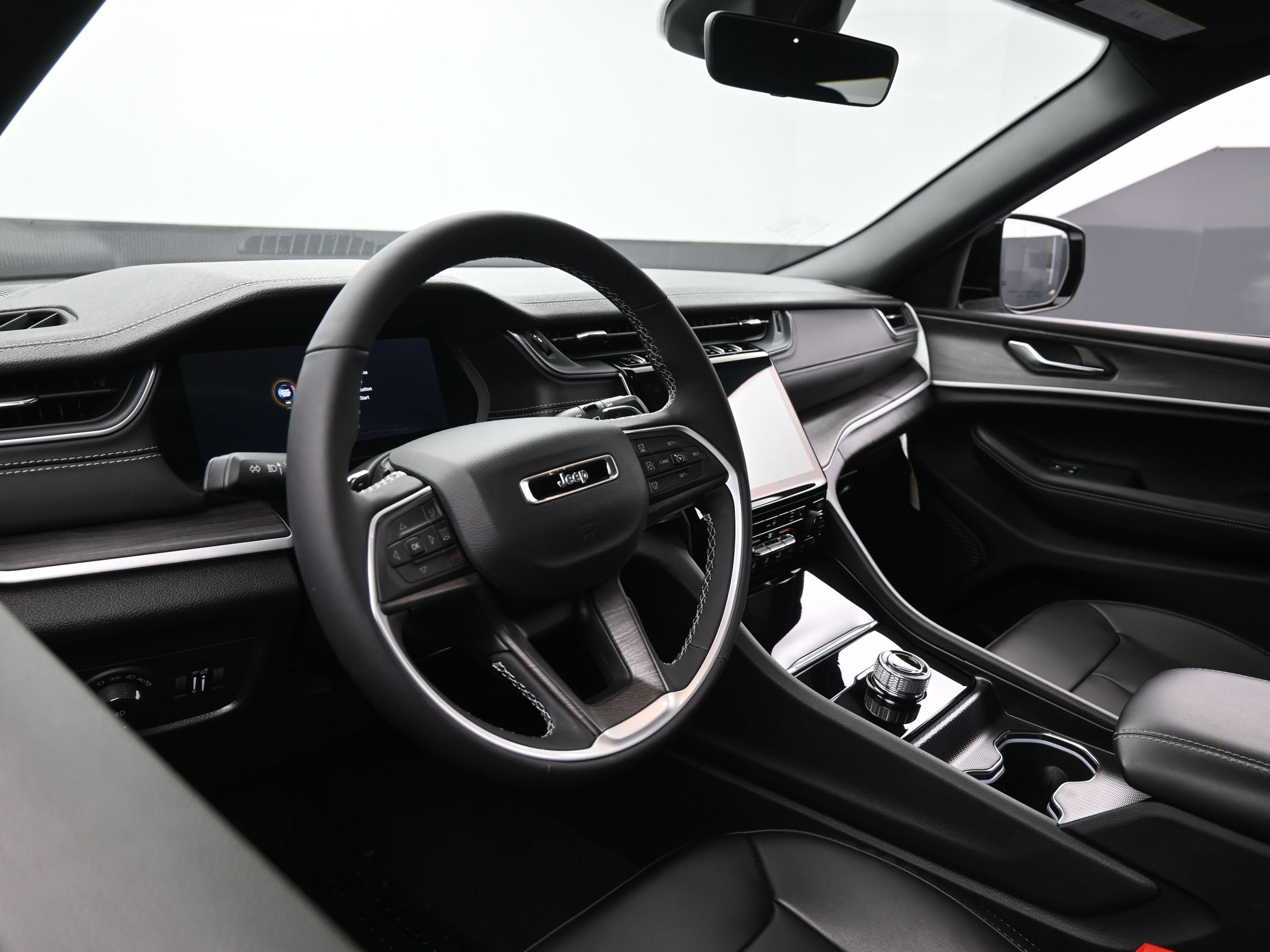 Used 2025 Jeep Grand Cherokee L Limited image 17