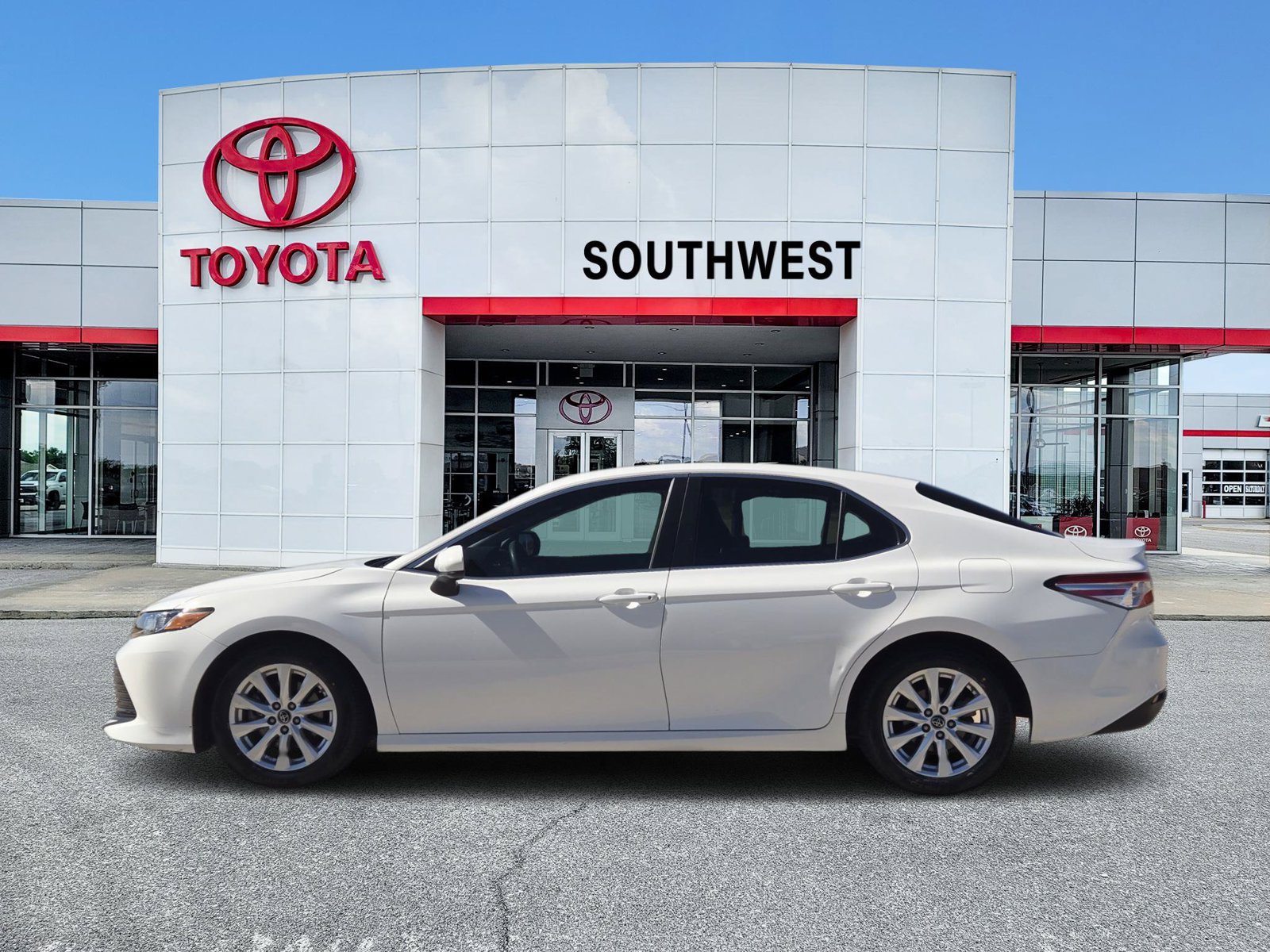 Used 2018 Toyota Camry LE FWD image 3