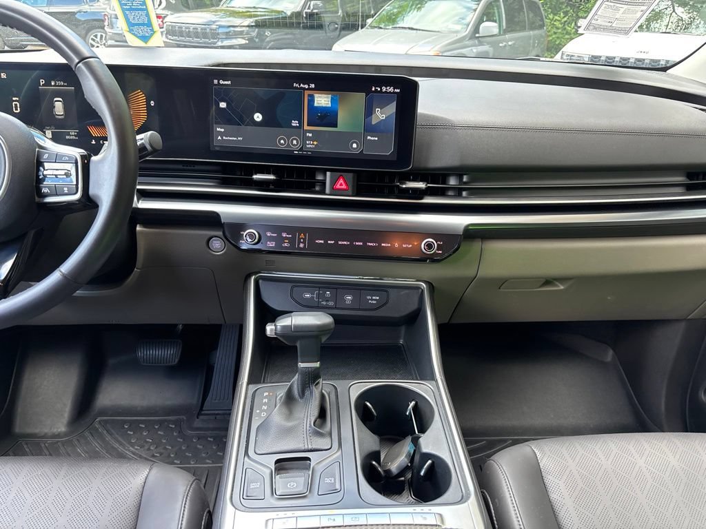 Used 2025 Kia Carnival FWD image 17