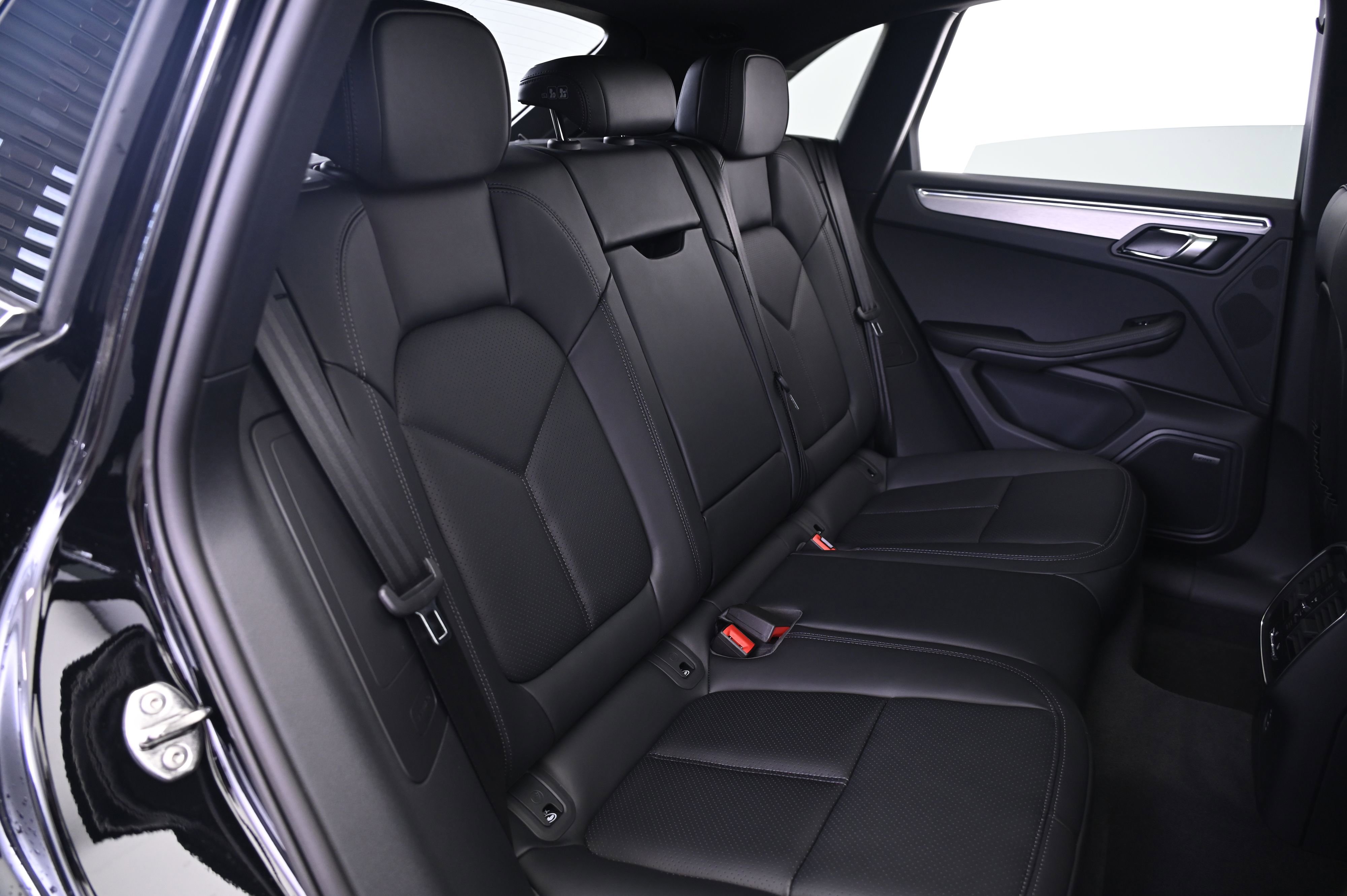 Certified 2025 Porsche Macan image 19