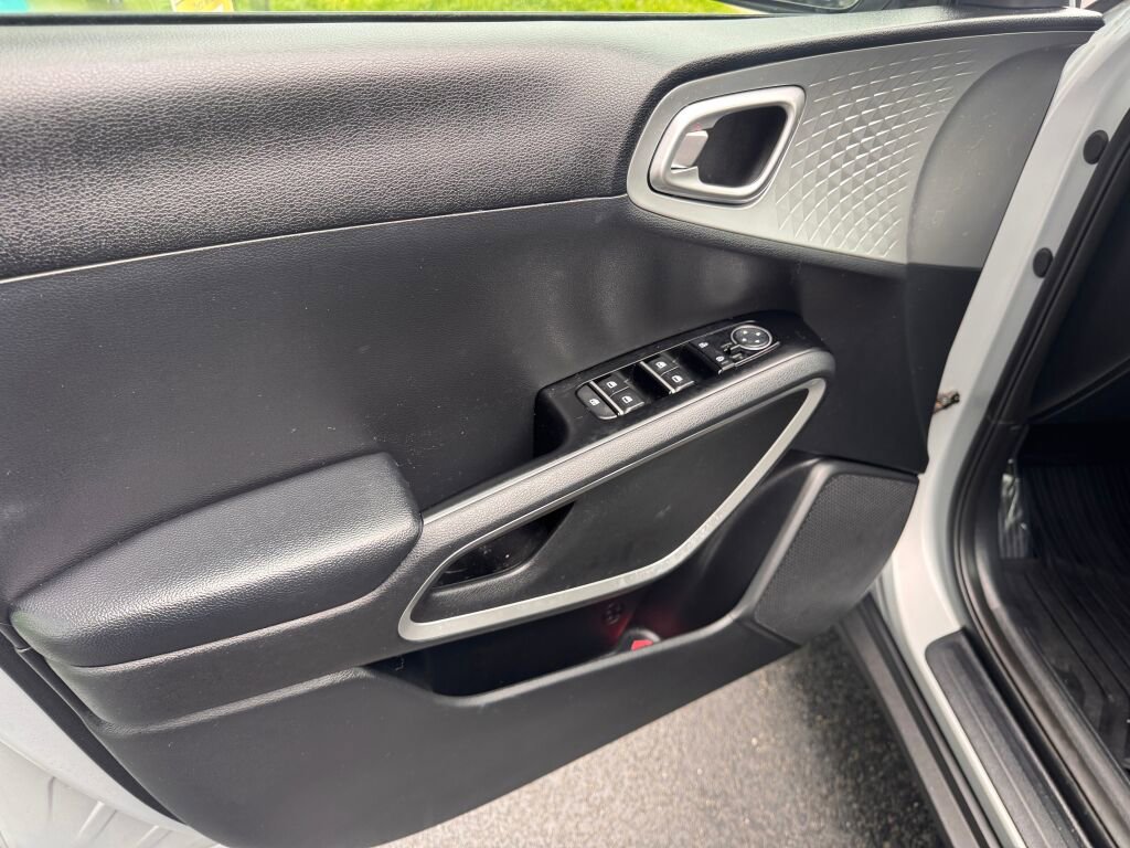 Used 2021 Kia Soul LX image 13