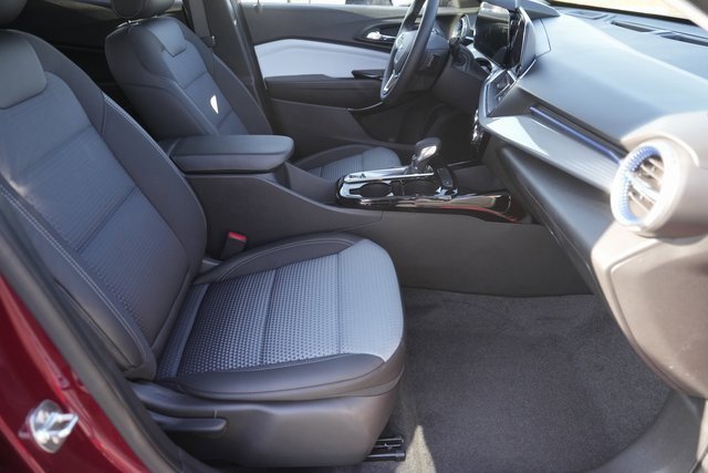 Used 2025 Chevrolet Trax LT w/ Driver Confidence Package image 18