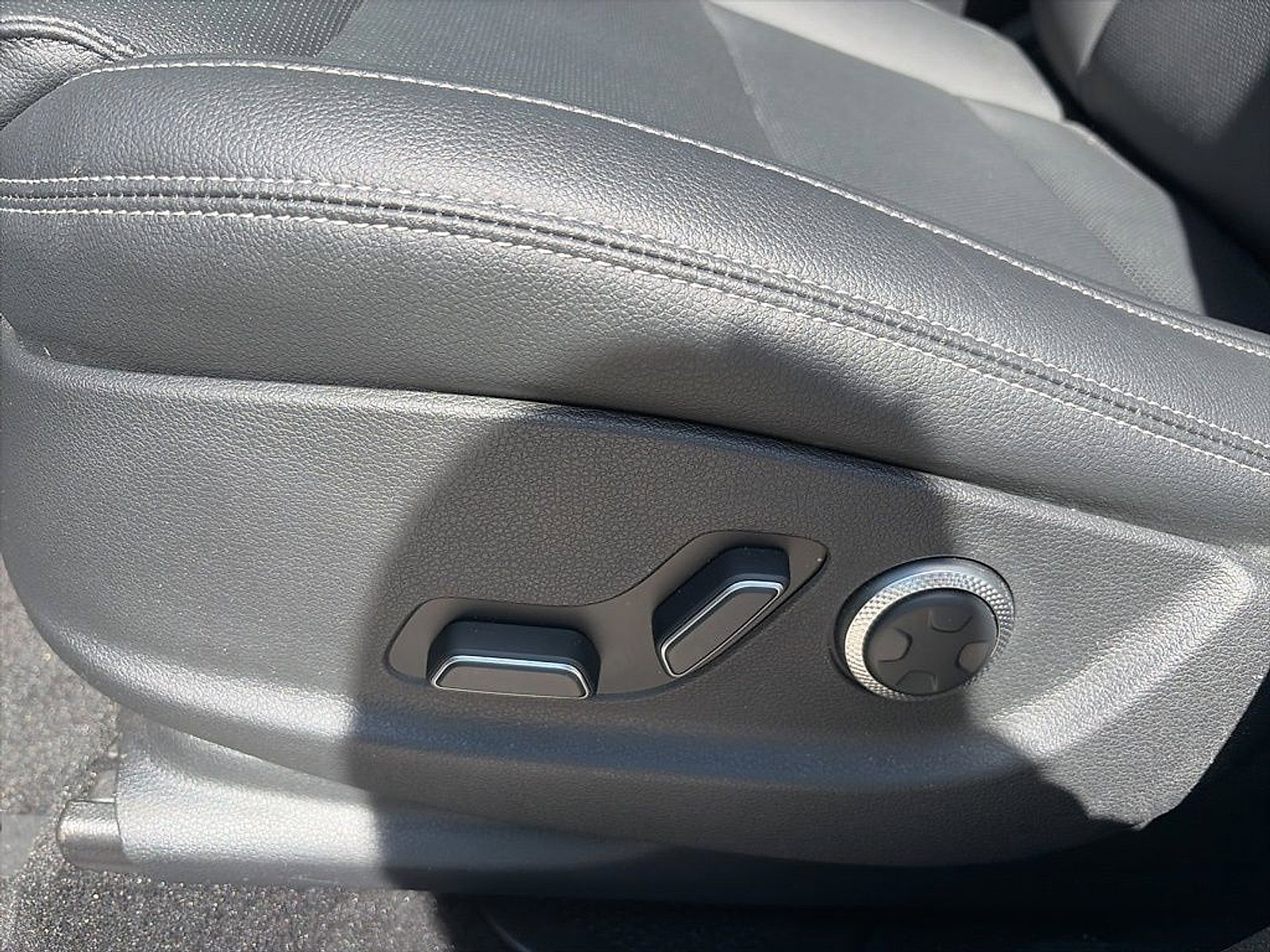 Certified 2026 Genesis GV70 2.5T Select AWD/4WD image 13