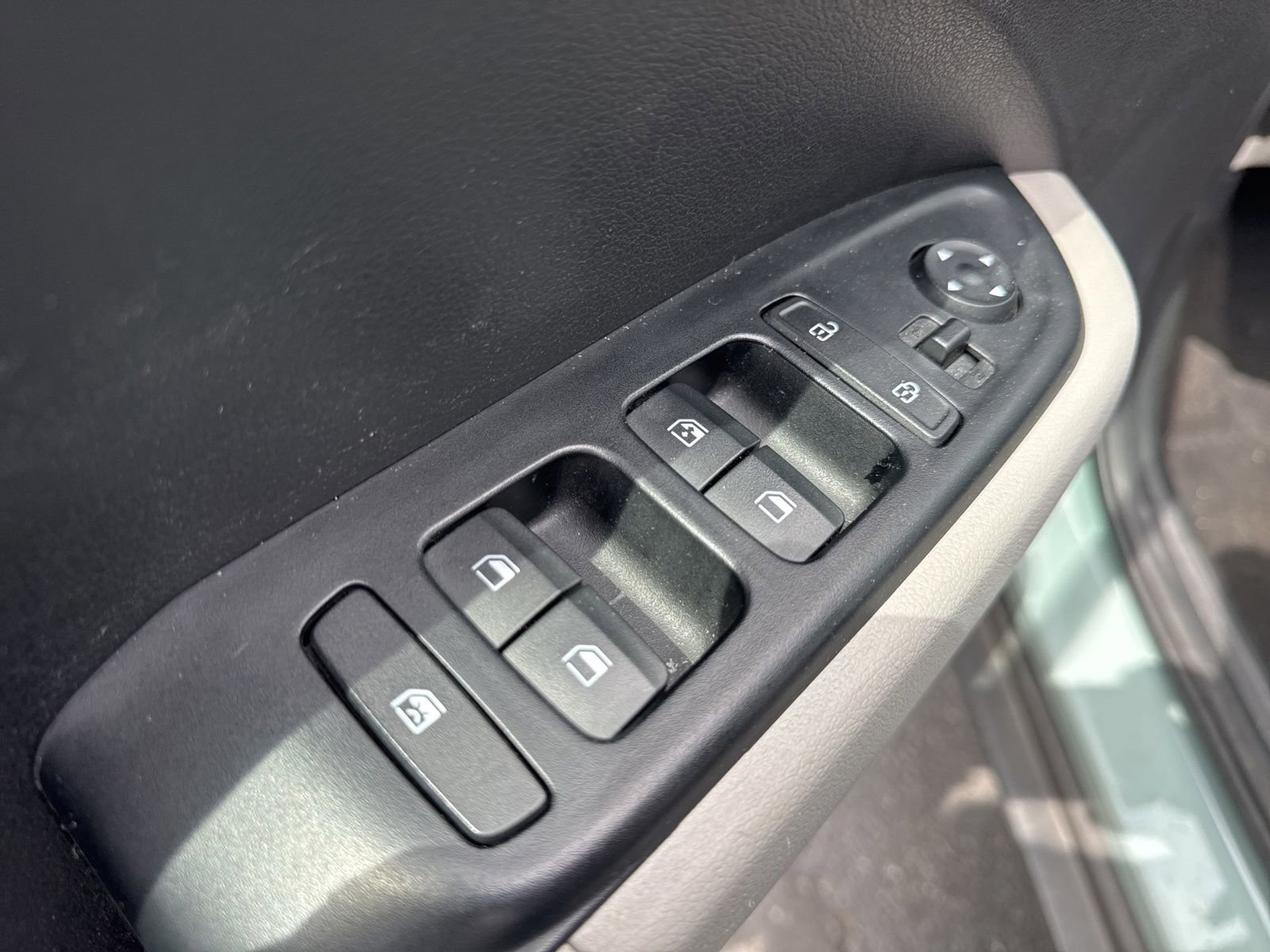 Used 2025 Hyundai Venue SEL FWD image 9