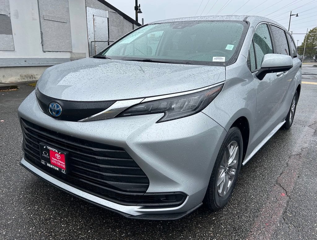 Certified 2024 Toyota Sienna LE AWD/4WD image 2