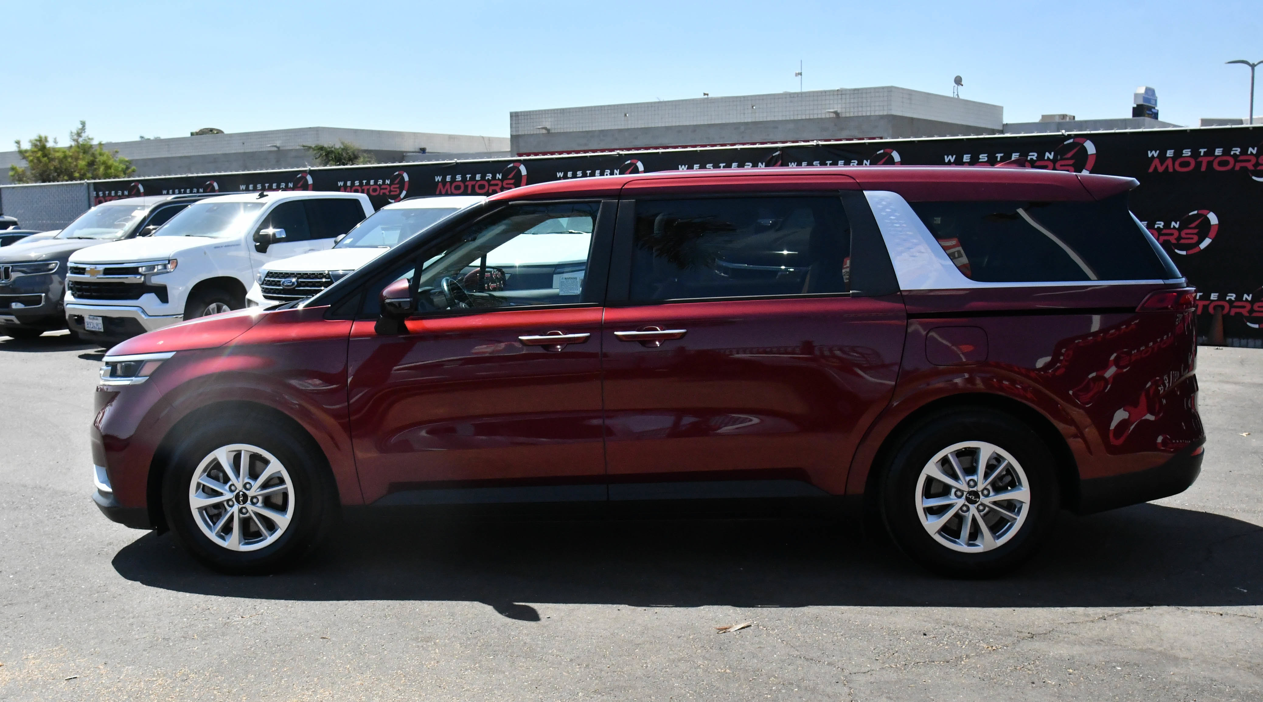 Used 2022 Kia Carnival LX FWD image 4