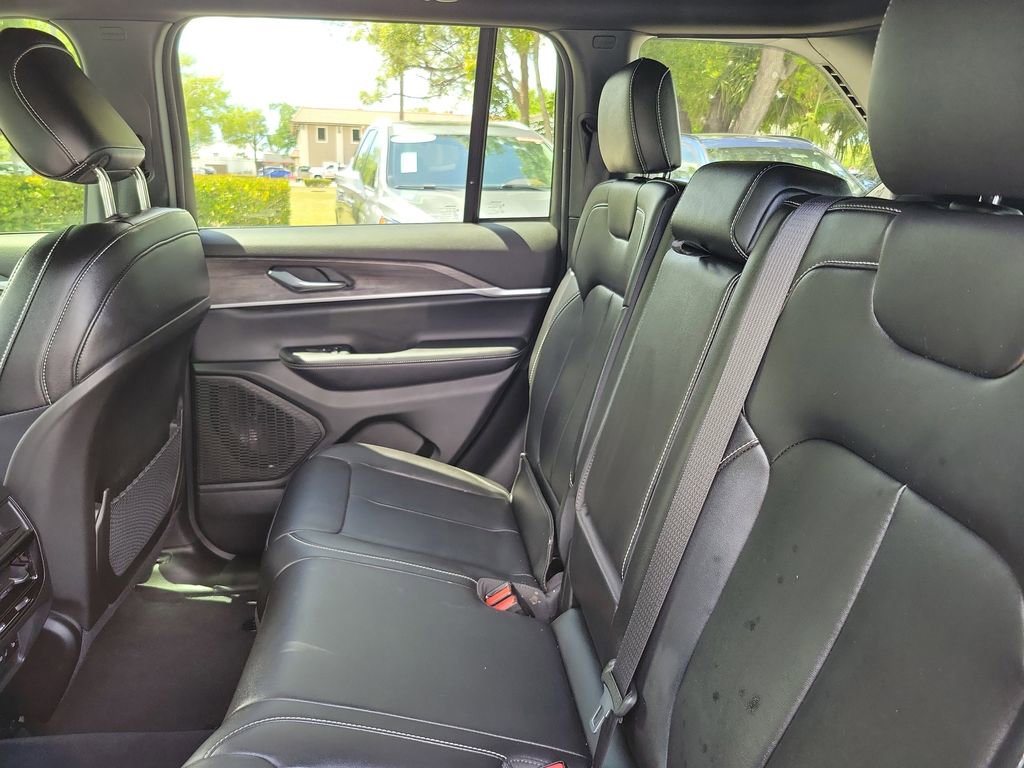 Used 2024 Jeep Grand Cherokee Limited w/ Black Appearance Package image 16