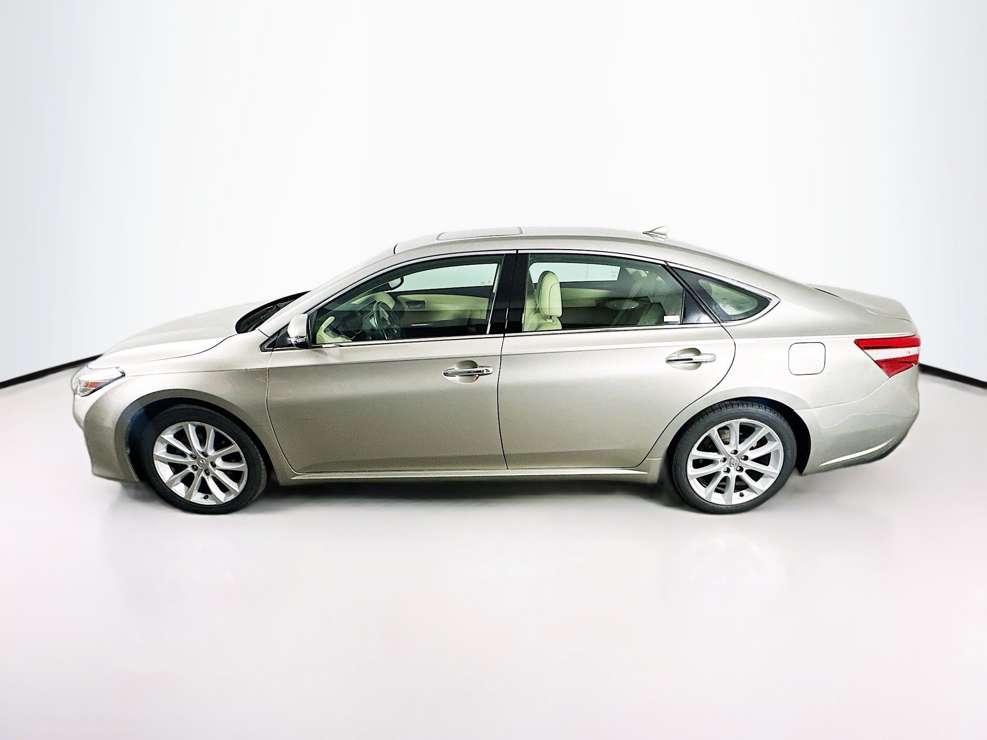 Used 2015 Toyota Avalon Limited w/ Technology Package FWD image 4