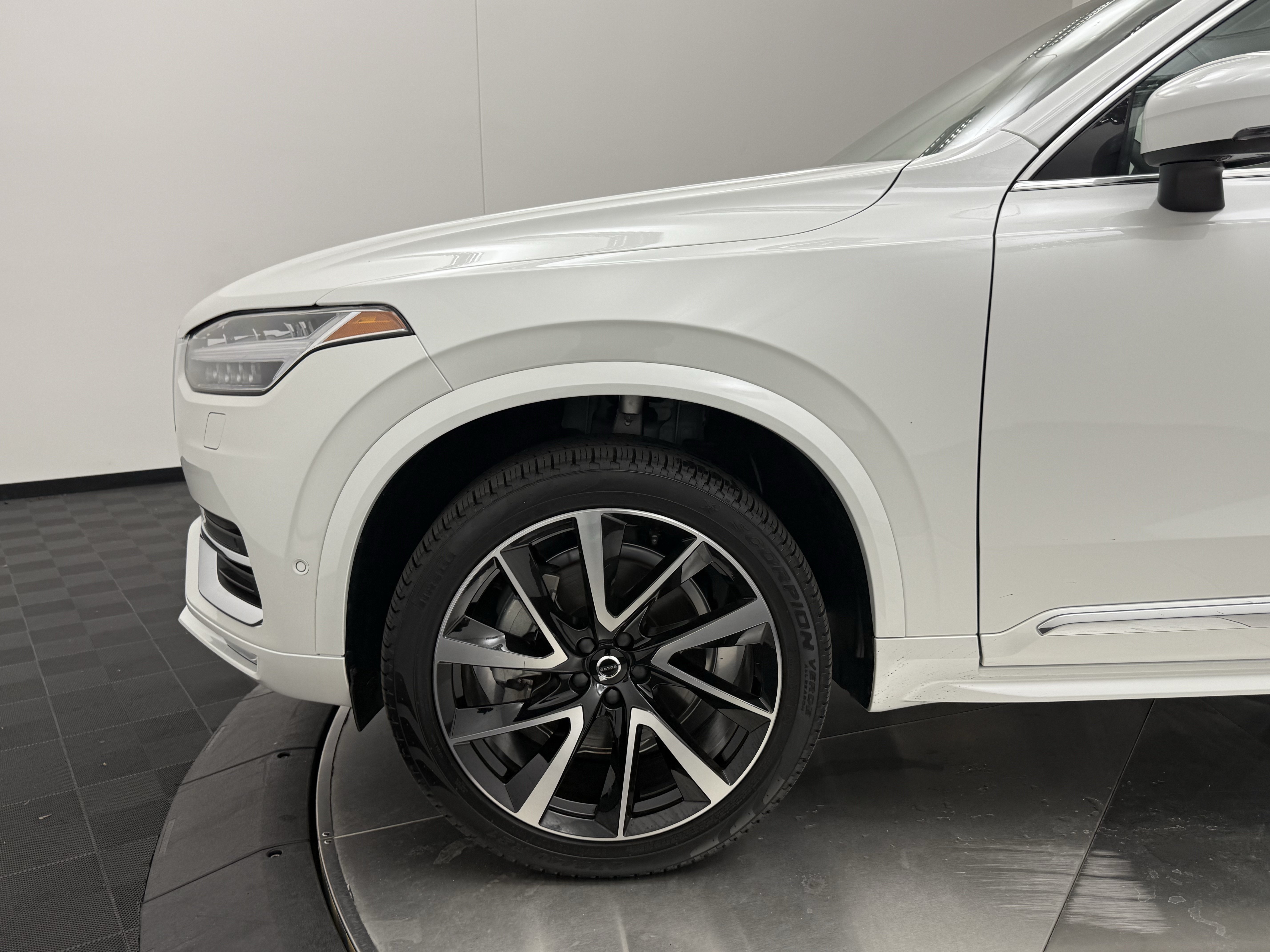 Certified 2025 Volvo XC90 B5 Plus w/ Protection Package Premier AWD/4WD image 9