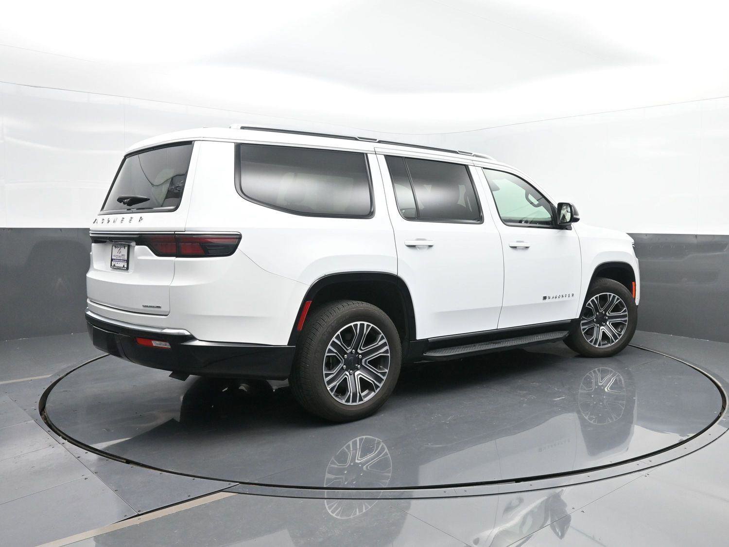 Used 2024 Jeep Wagoneer Series II image 2