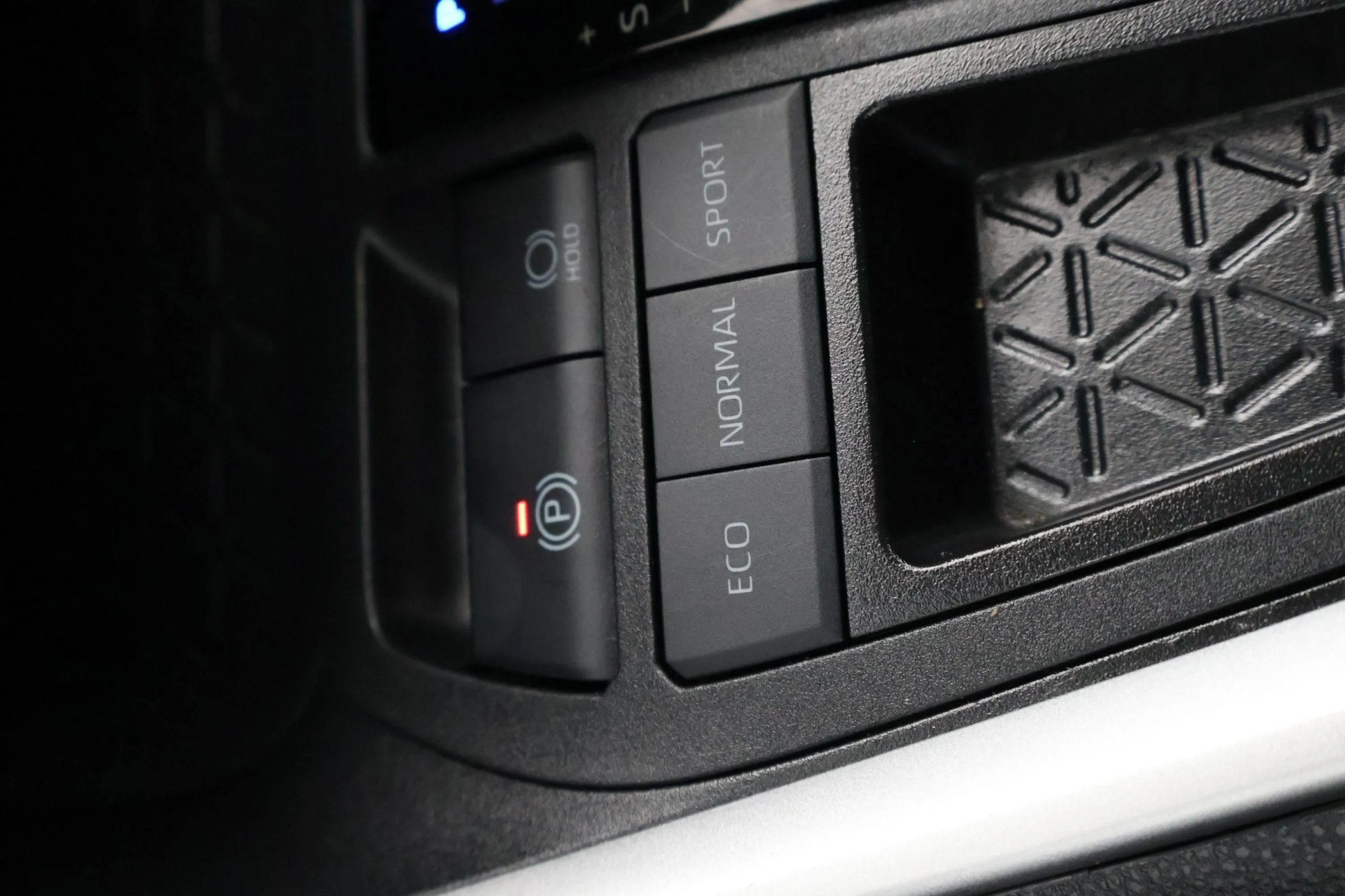 Used 2025 Toyota RAV4 XLE FWD image 31