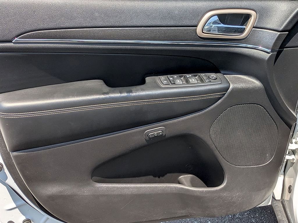 Used 2017 Jeep Grand Cherokee Limited AWD/4WD image 9