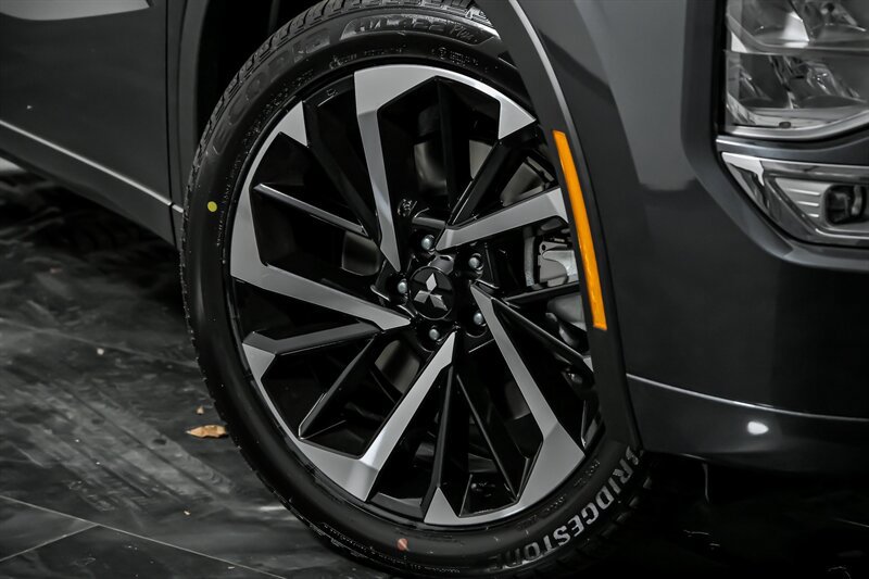 New 2025 Mitsubishi Outlander 4WD Plug-In Hybrid image 3