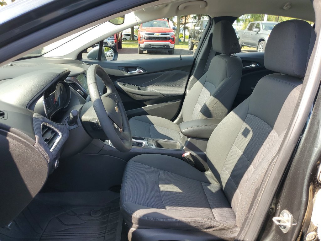 Used 2018 Chevrolet Cruze LT w/ Convenience Package FWD image 5