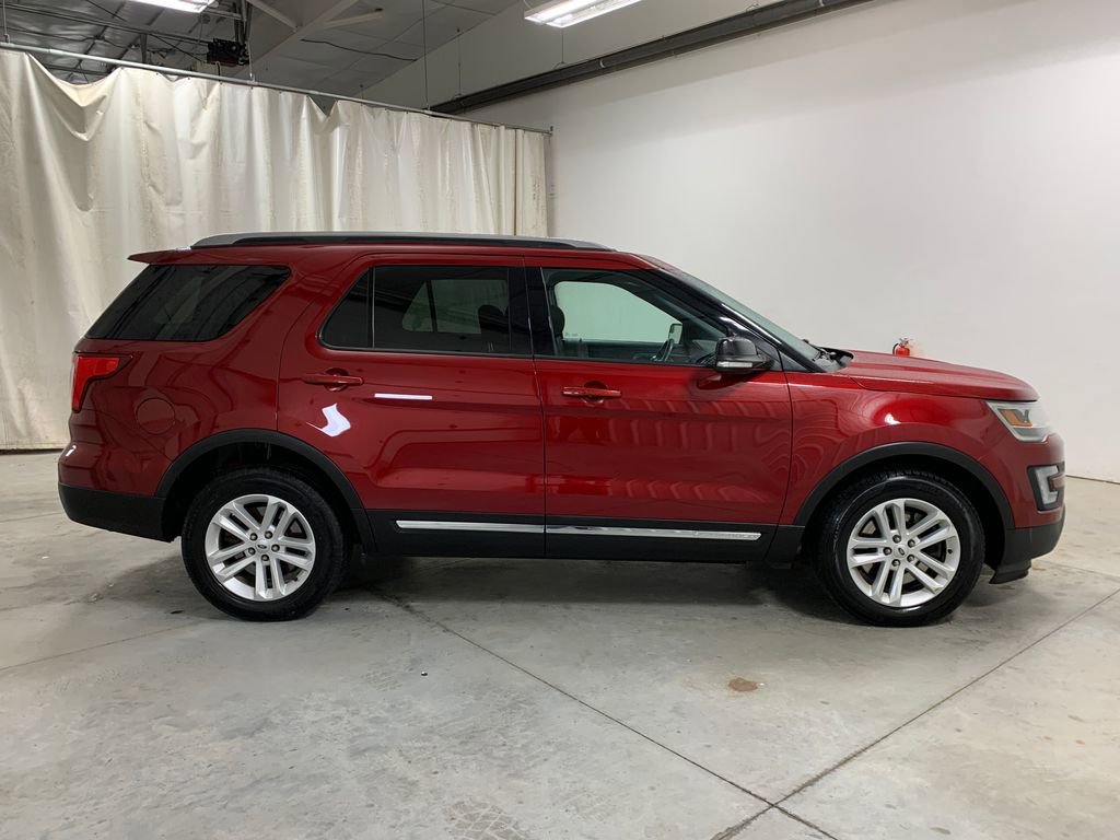 Used 2017 Ford Explorer XLT image 11