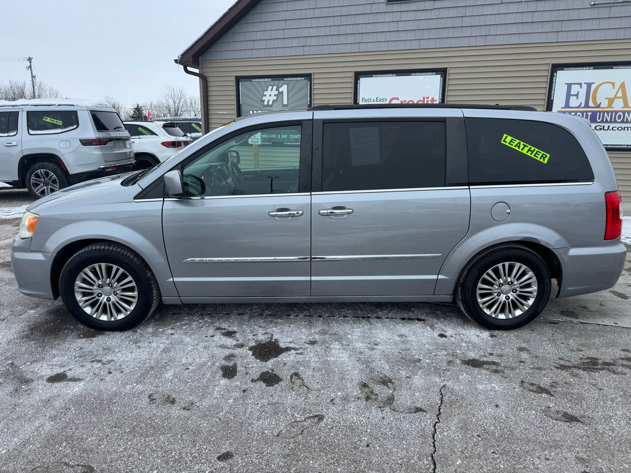 Used 2015 Chrysler Town & Country Touring w/ Driver Convenience Group image 8