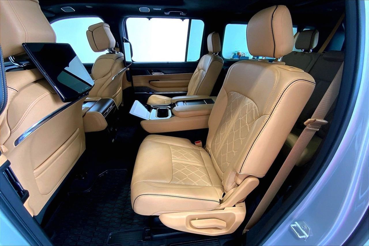 Used 2024 Jeep Grand Wagoneer L Series III w/ Rear Seat Video Group 1 AWD/4WD image 18