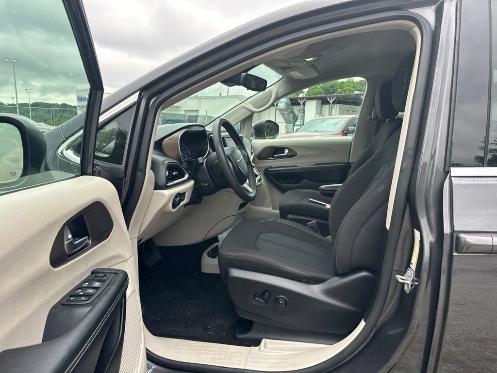 Used 2023 Chrysler Voyager LX FWD image 14