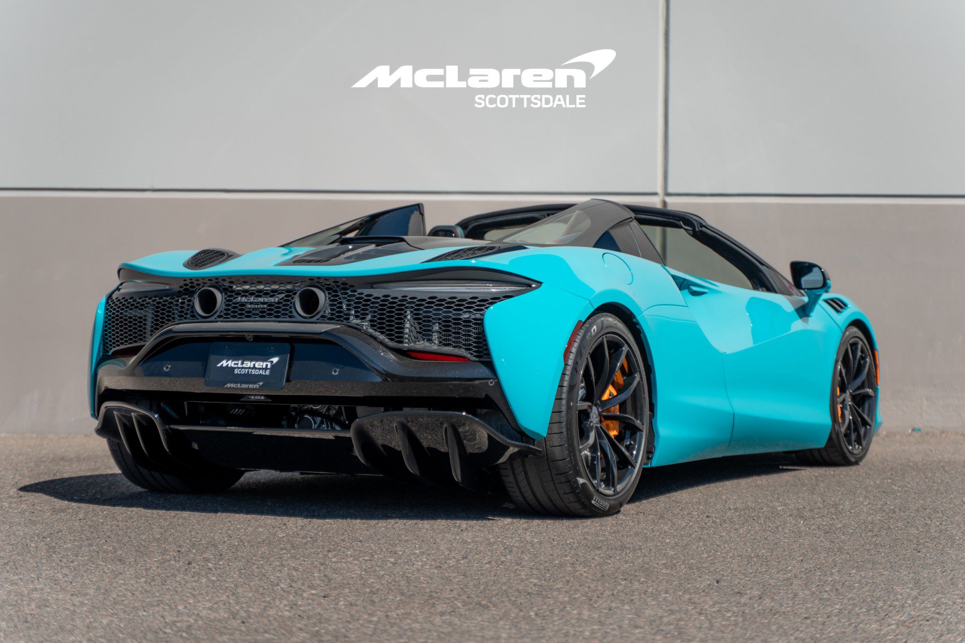 Used 2025 McLaren Artura Spider image 7