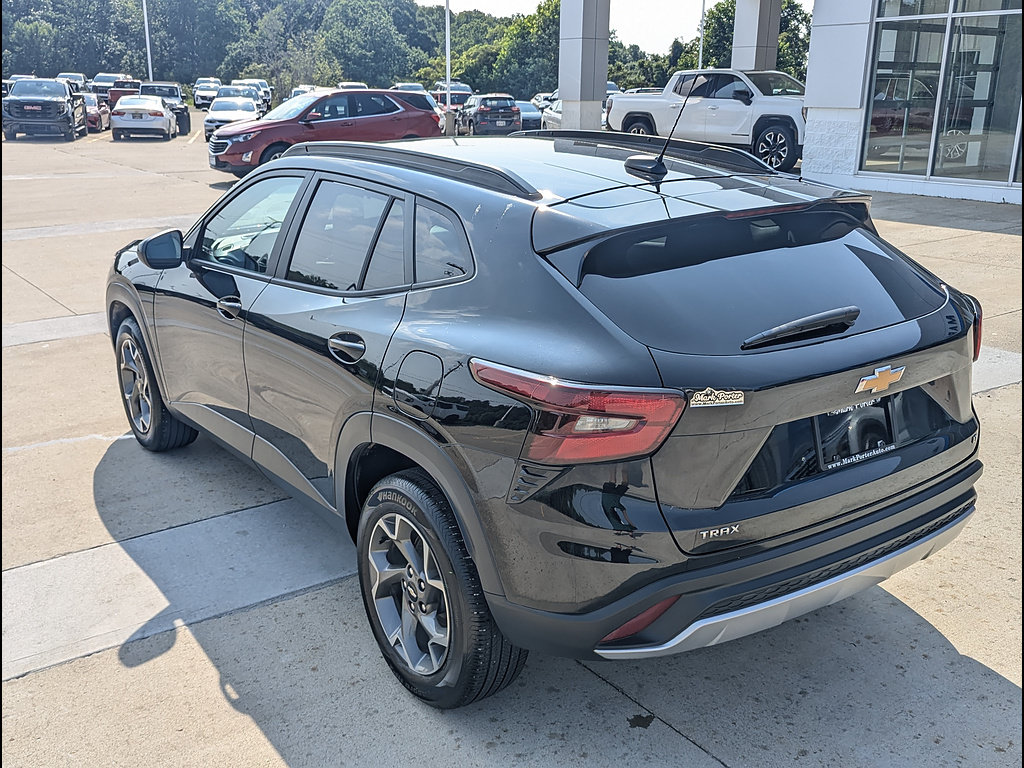 Used 2025 Chevrolet Trax LT FWD image 9
