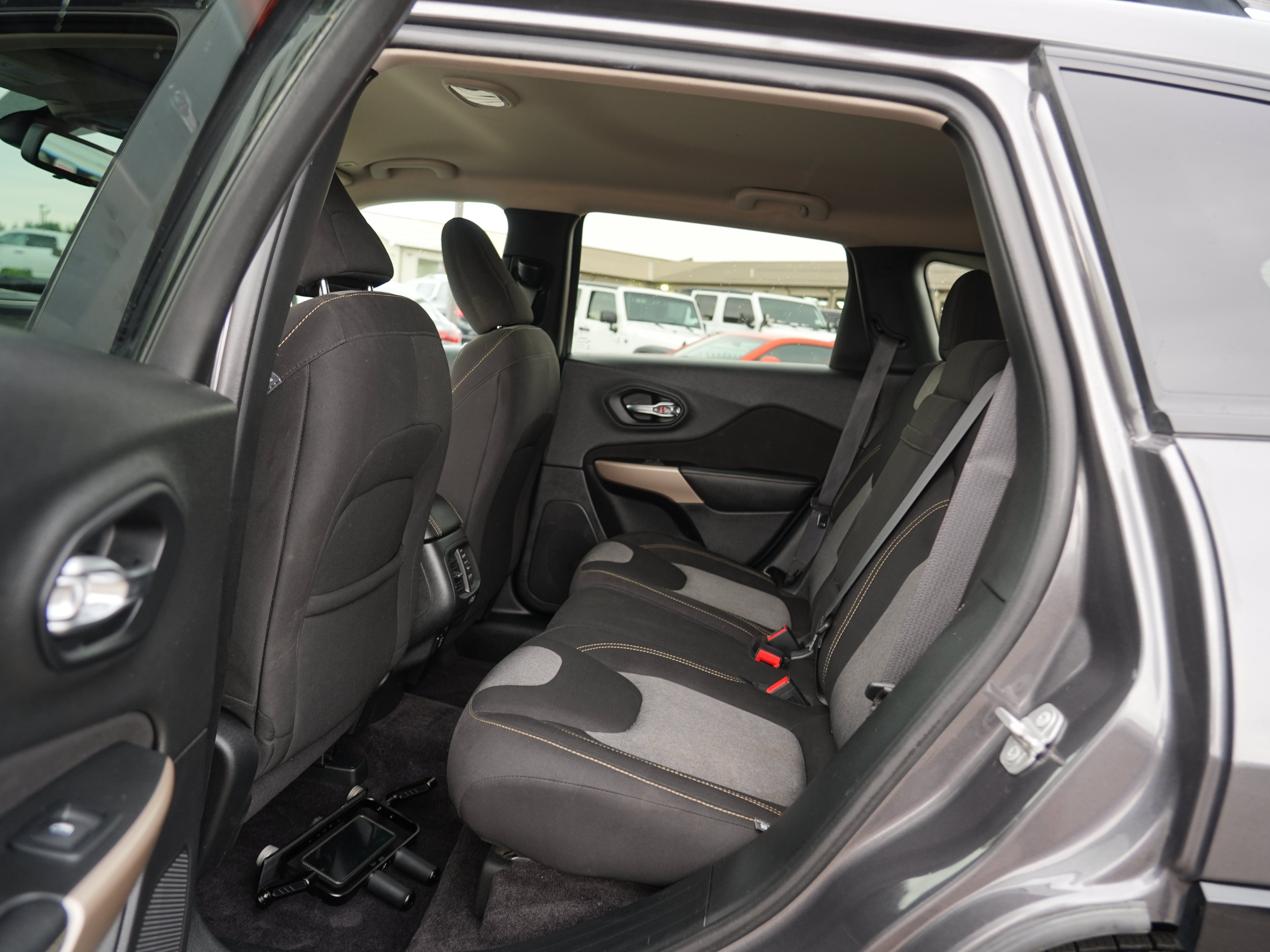 Used 2018 Jeep Cherokee Latitude AWD/4WD image 18