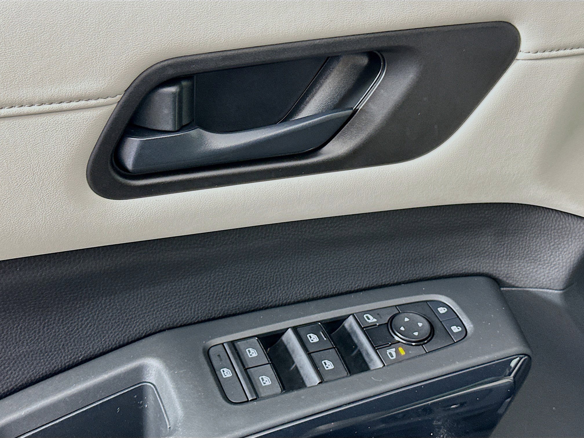 Used 2024 Nissan Pathfinder SV image 15