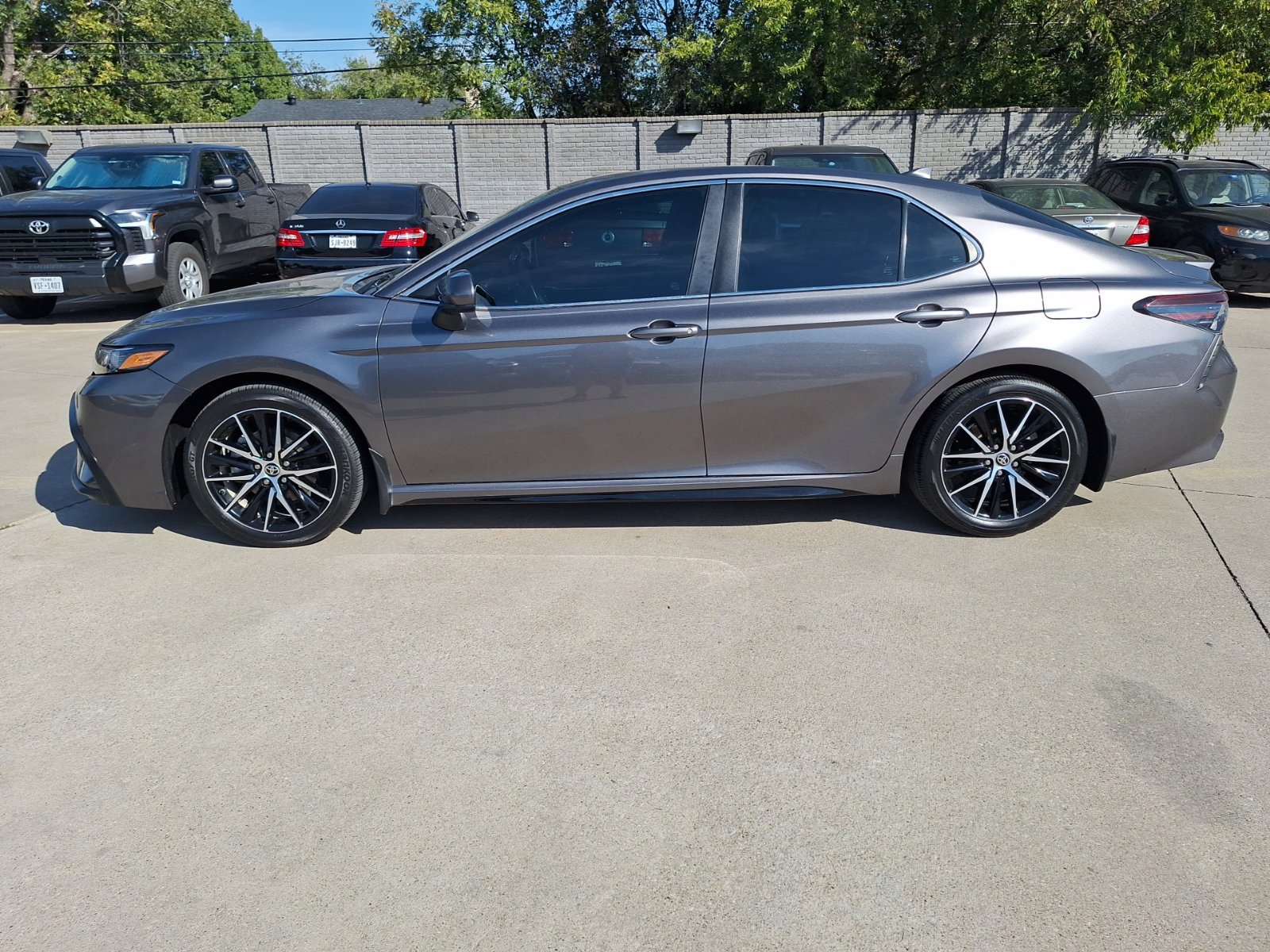 Used 2021 Toyota Camry SE FWD image 3