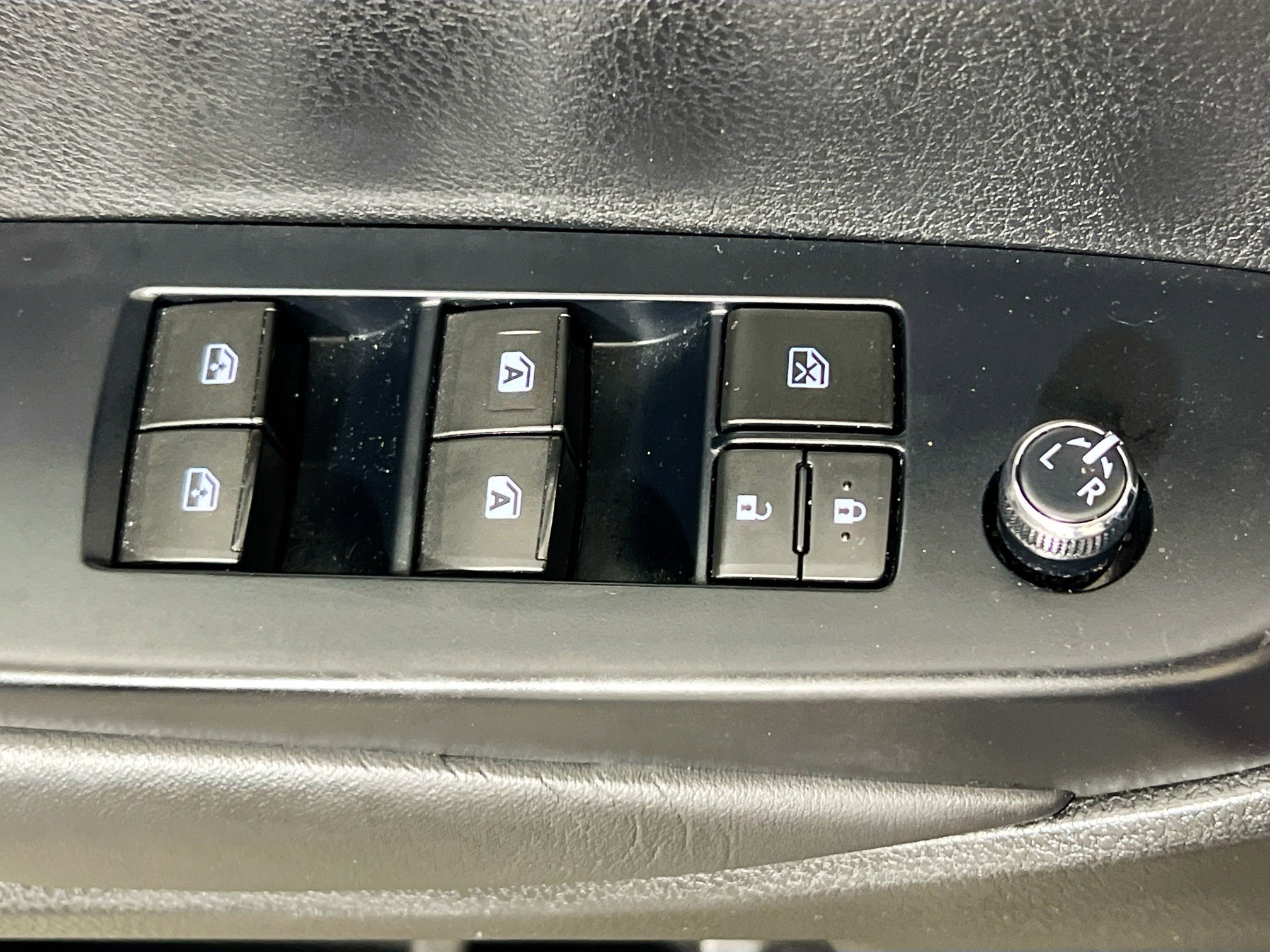 Used 2019 Toyota Highlander XLE FWD image 16