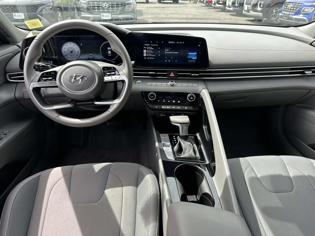 Used 2023 Hyundai Elantra SEL w/ Convenience Package FWD image 10