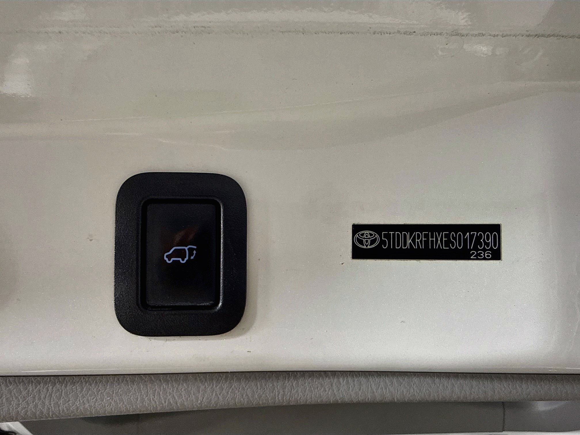 Used 2014 Toyota Highlander Limited AWD/4WD image 38