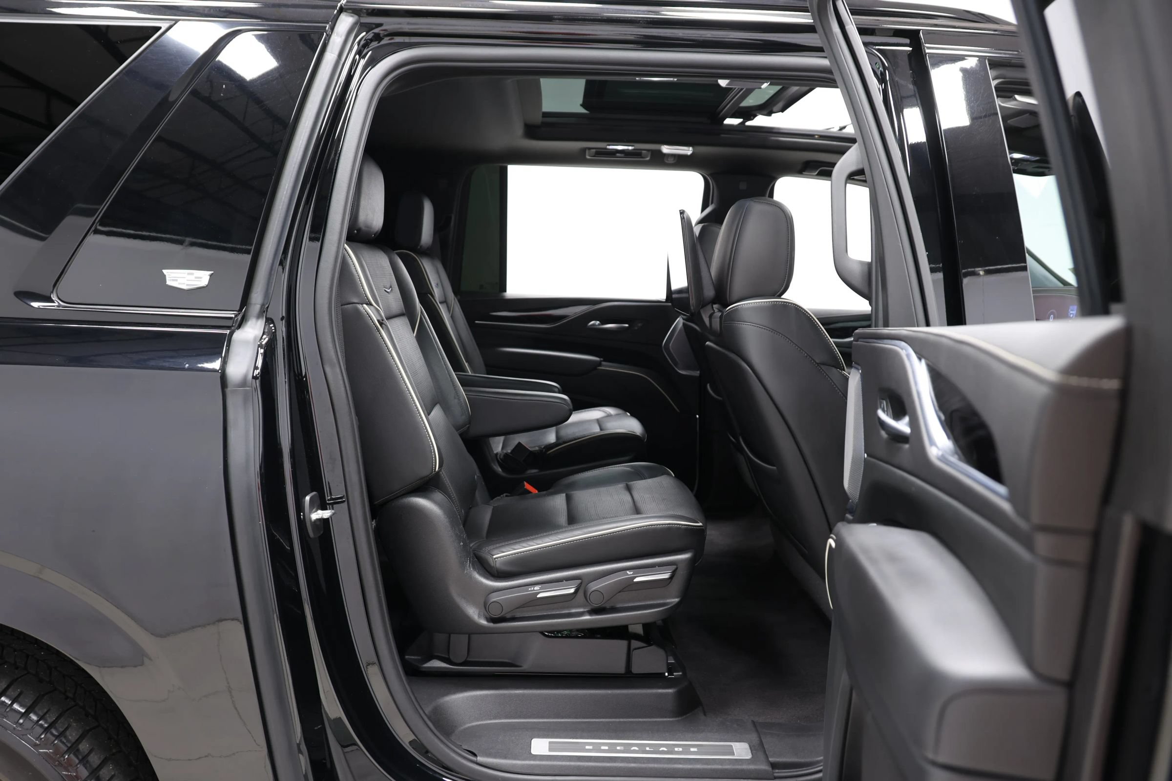 Used 2023 Cadillac Escalade ESV Sport w/ LPO, ONYX Package AWD/4WD image 92