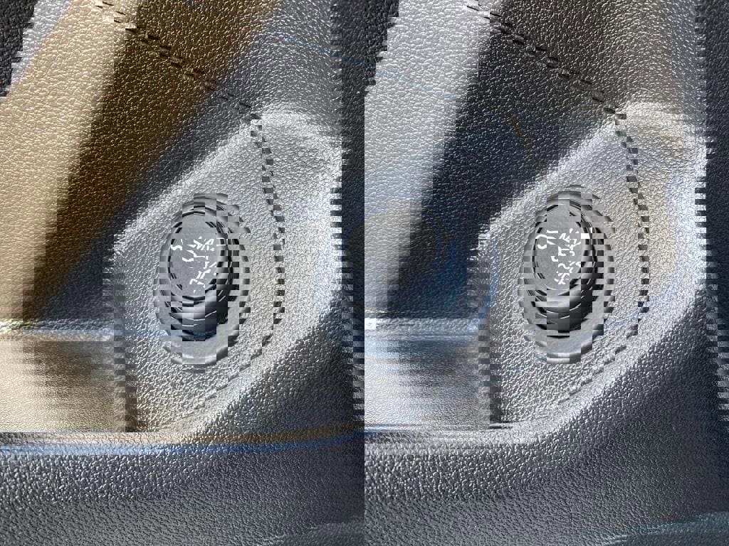 Used 2024 GMC Terrain SLT image 31