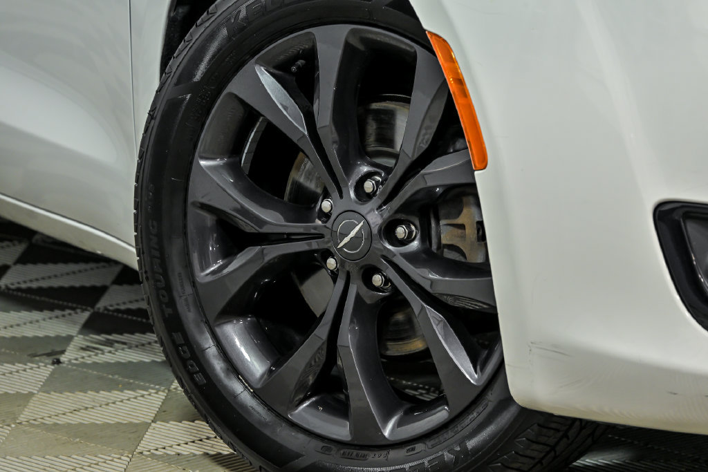 Used 2020 Chrysler Pacifica Touring-L Plus w/ S Appearance Package FWD image 3