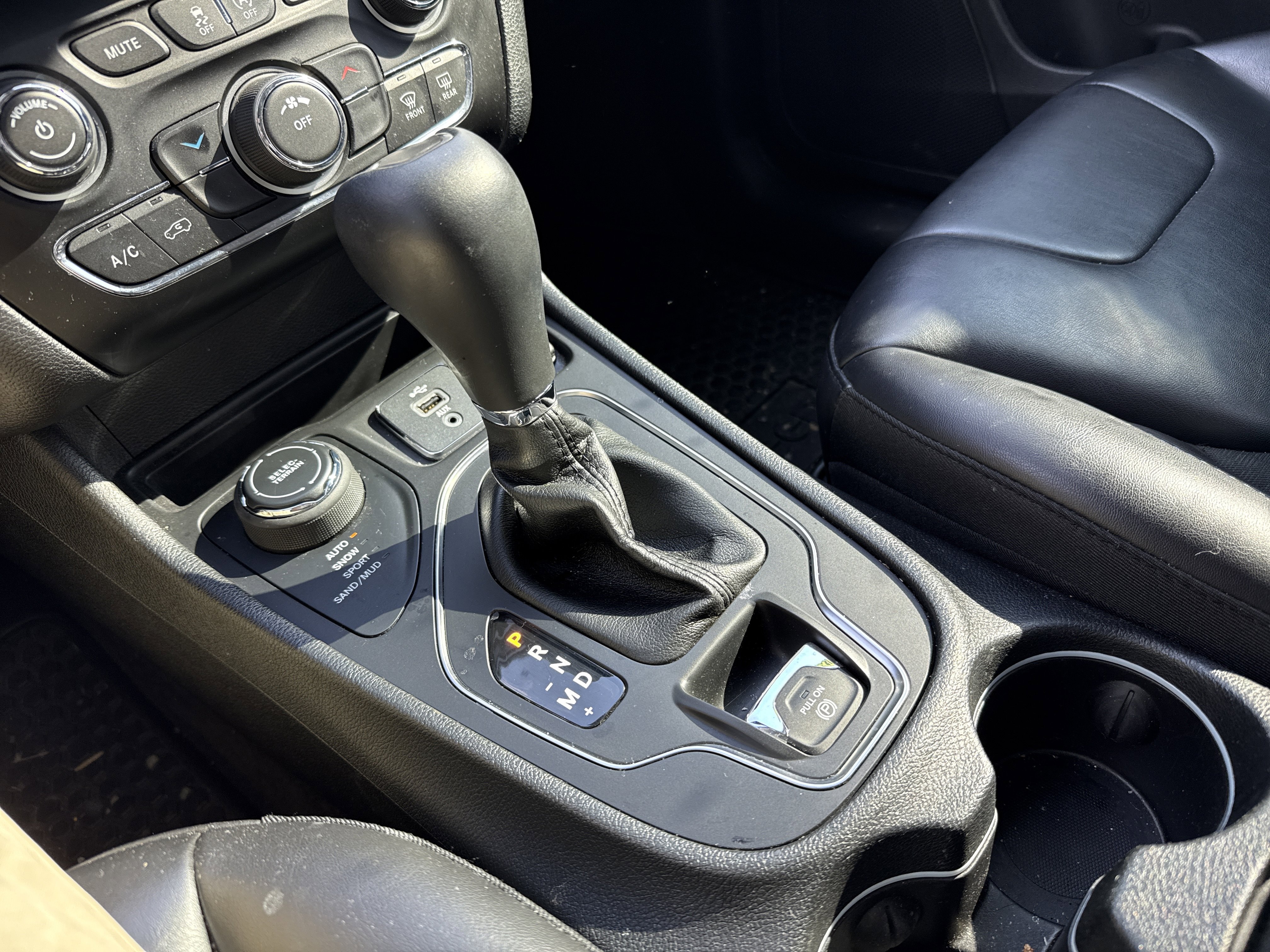 Used 2019 Jeep Cherokee Latitude Plus w/ Cold Weather Group AWD/4WD image 23