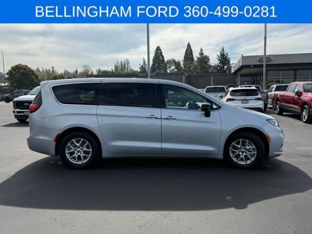 Used 2024 Chrysler Pacifica Touring-L image 4