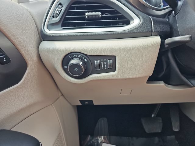 Used 2024 Chrysler Pacifica Touring-L FWD image 30