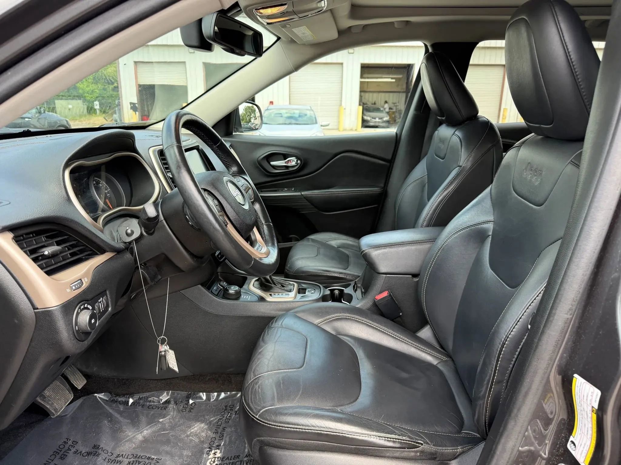 Used 2016 Jeep Cherokee Limited AWD/4WD image 2