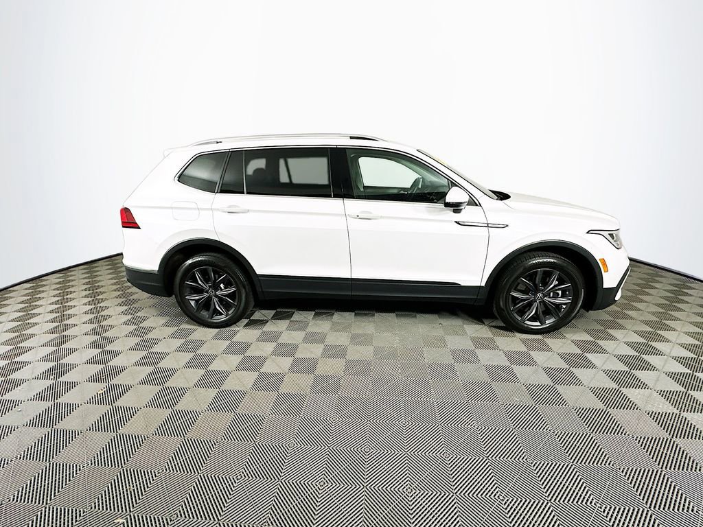 Used 2023 Volkswagen Tiguan SE w/ Panoramic Sunroof Package image 11