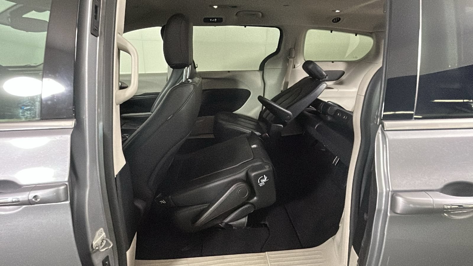 Used 2018 Chrysler Pacifica Touring-L FWD image 30