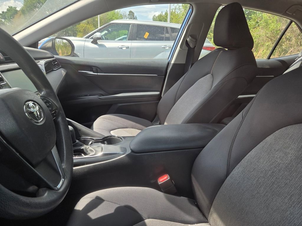 Used 2020 Toyota Camry LE image 5