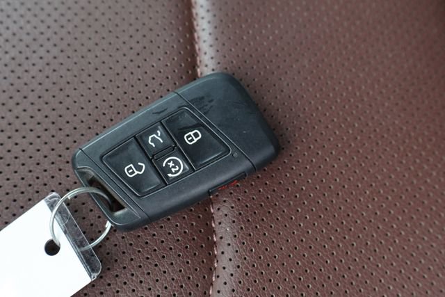 Used 2022 Volkswagen Tiguan SEL R-Line AWD/4WD image 32