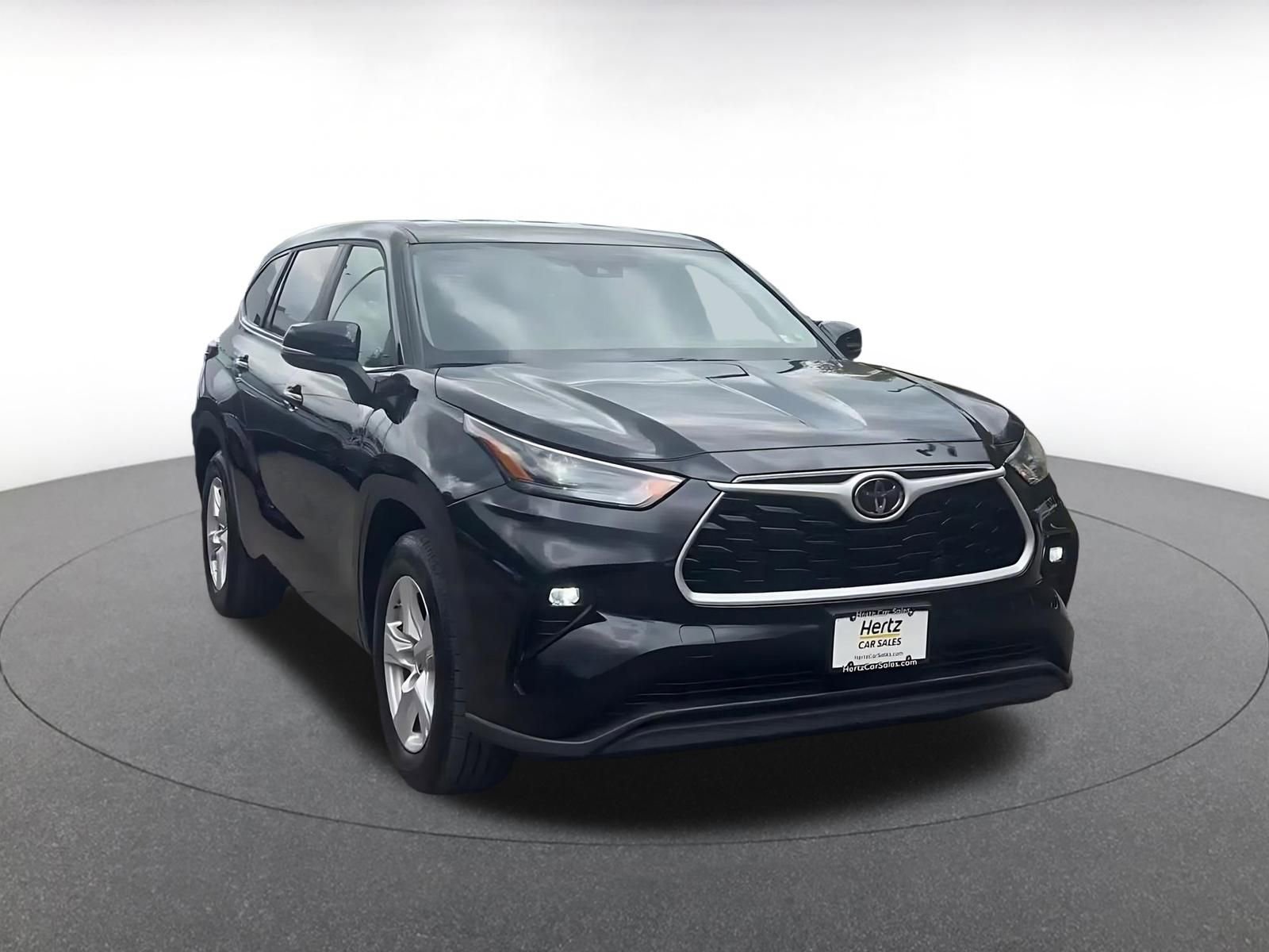 Used 2025 Toyota Highlander LE FWD image 3