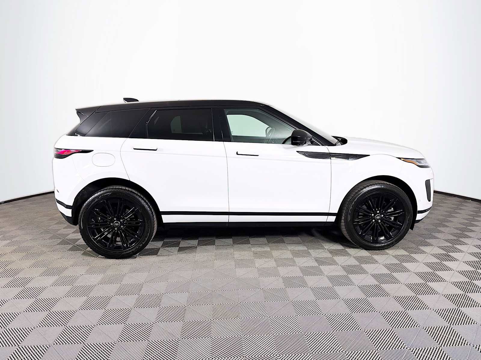 Used 2025 Land Rover Range Rover Evoque S AWD/4WD image 4