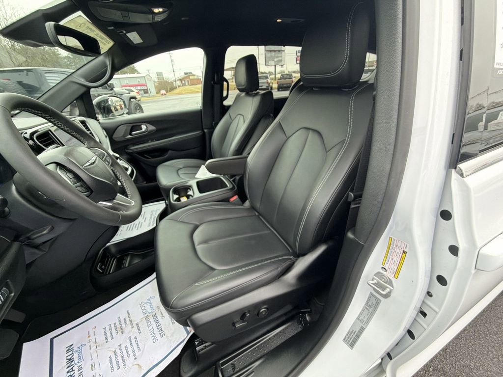 Used 2025 Chrysler Voyager LX FWD image 17